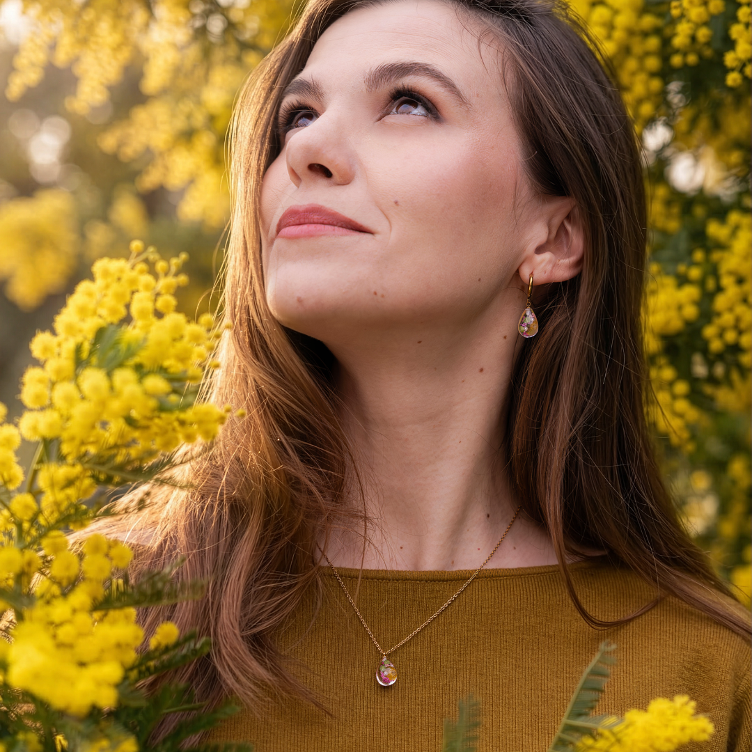 Parure collana e orecchini in acciaio inossidabile e ciondolo in resina con fiore di Mimosa