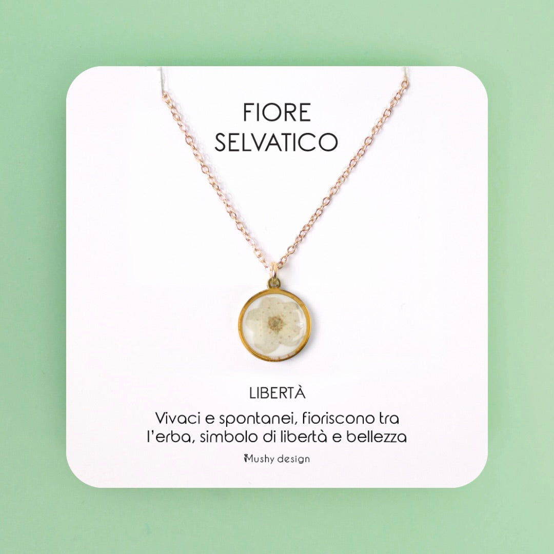Collana in acciaio inossidabile e ciondolo in resina con fiore selvatico bianco