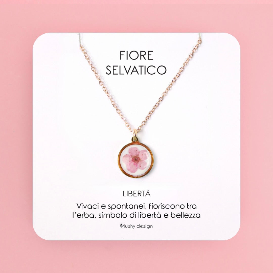 Collana in acciaio inossidabile e ciondolo in resina con fiore selvatico rosa