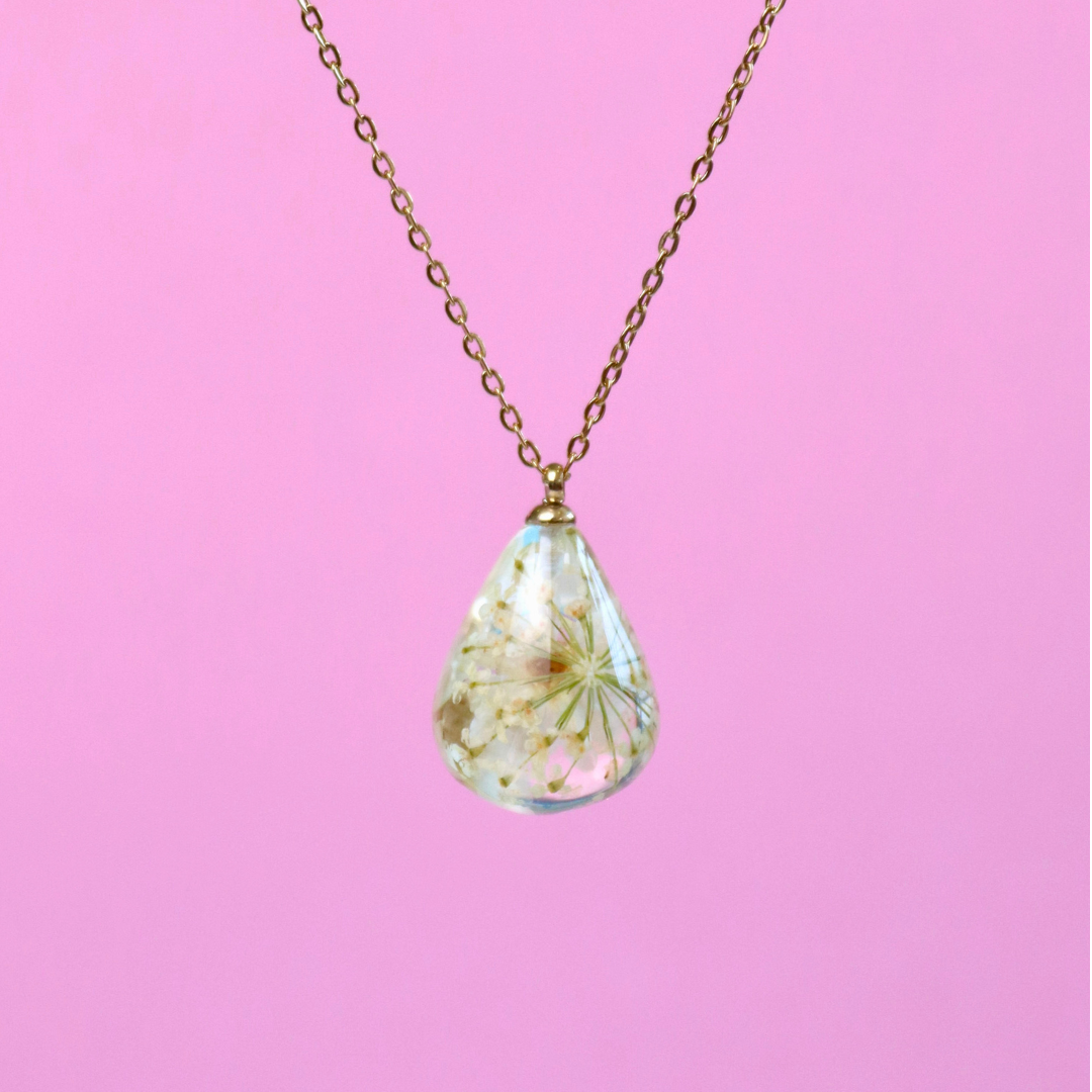 Collana RUGIADA in acciaio inossidabile e ciondolo in resina con Glixia bianca e Carota selvatica