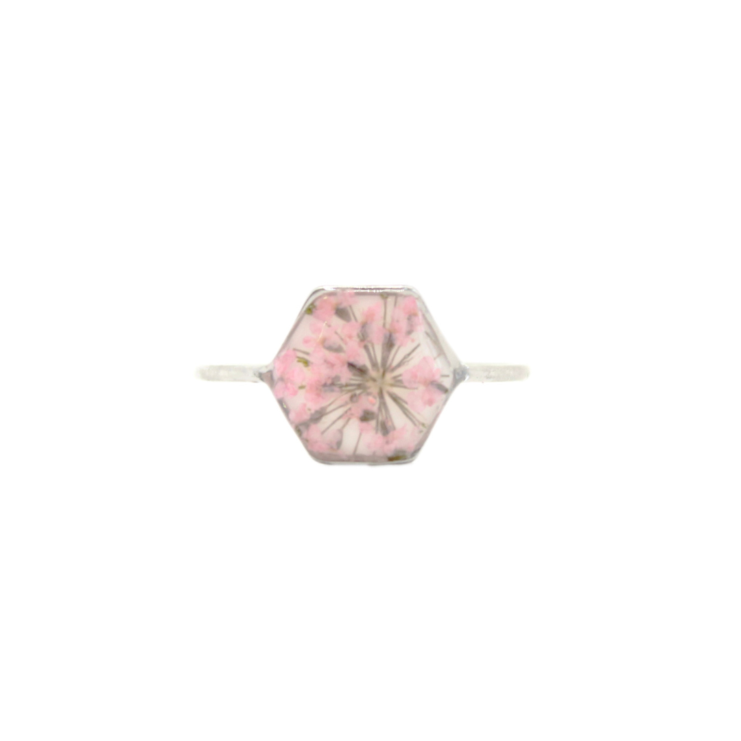 Anello in acciaio inox e Pizzo della regina Anna rosa intersecato nella resina