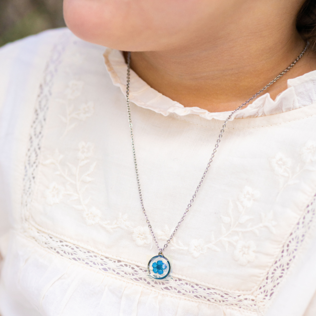 Collana in acciaio inossidabile e ciondolo in resina con fiore blu