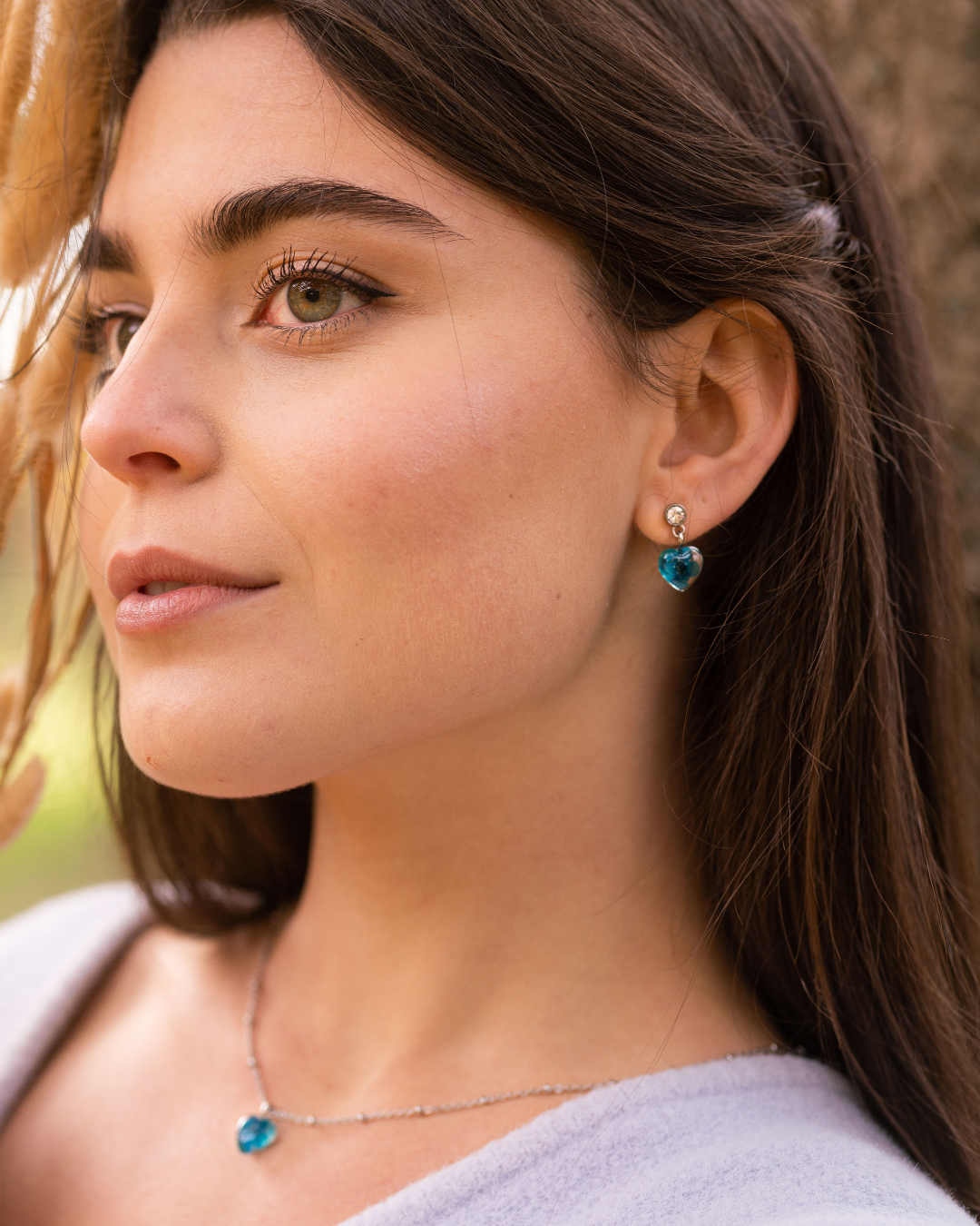 Orecchini in resina con fiore vero blu a cuore, montatura in acciaio inox