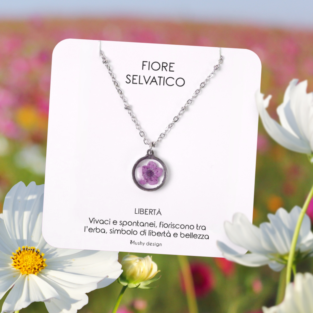 Collana in acciaio inossidabile e ciondolo in resina con fiore selvatico viola