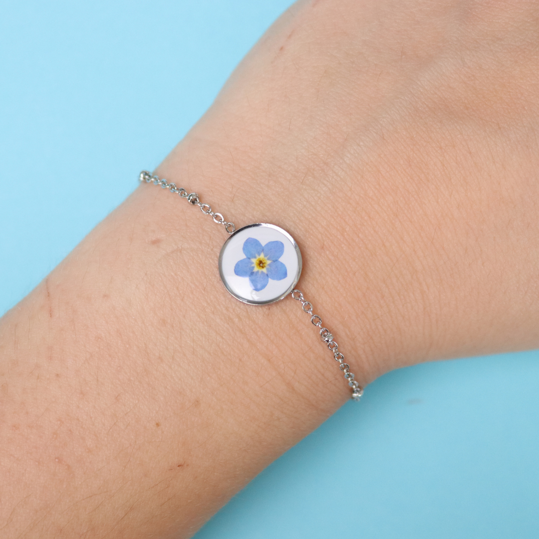 Bracciale in acciaio inox e ciondolo medaglione in resina con fiore vero Nontiscordardimé