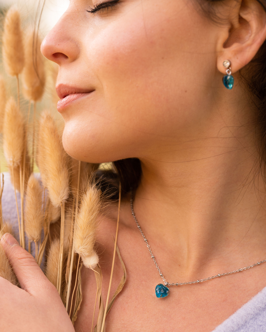 Parure collana e orecchini a cuore in acciaio inossidabile e ciondolo in resina con fiore blu