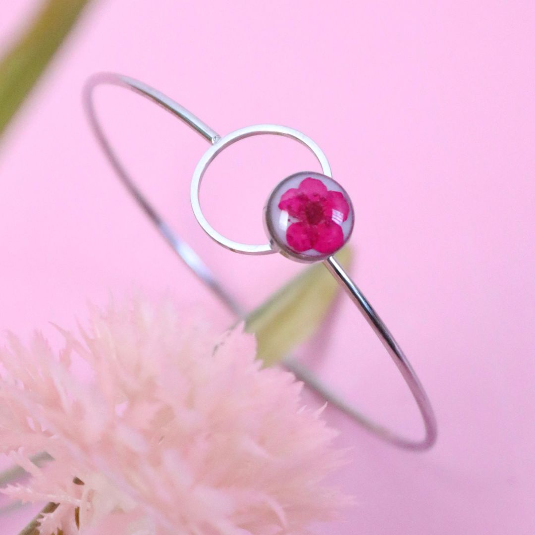 Bracciale ABBRACCIAMI in acciaio inox con resina e fiore selvatico fucsia