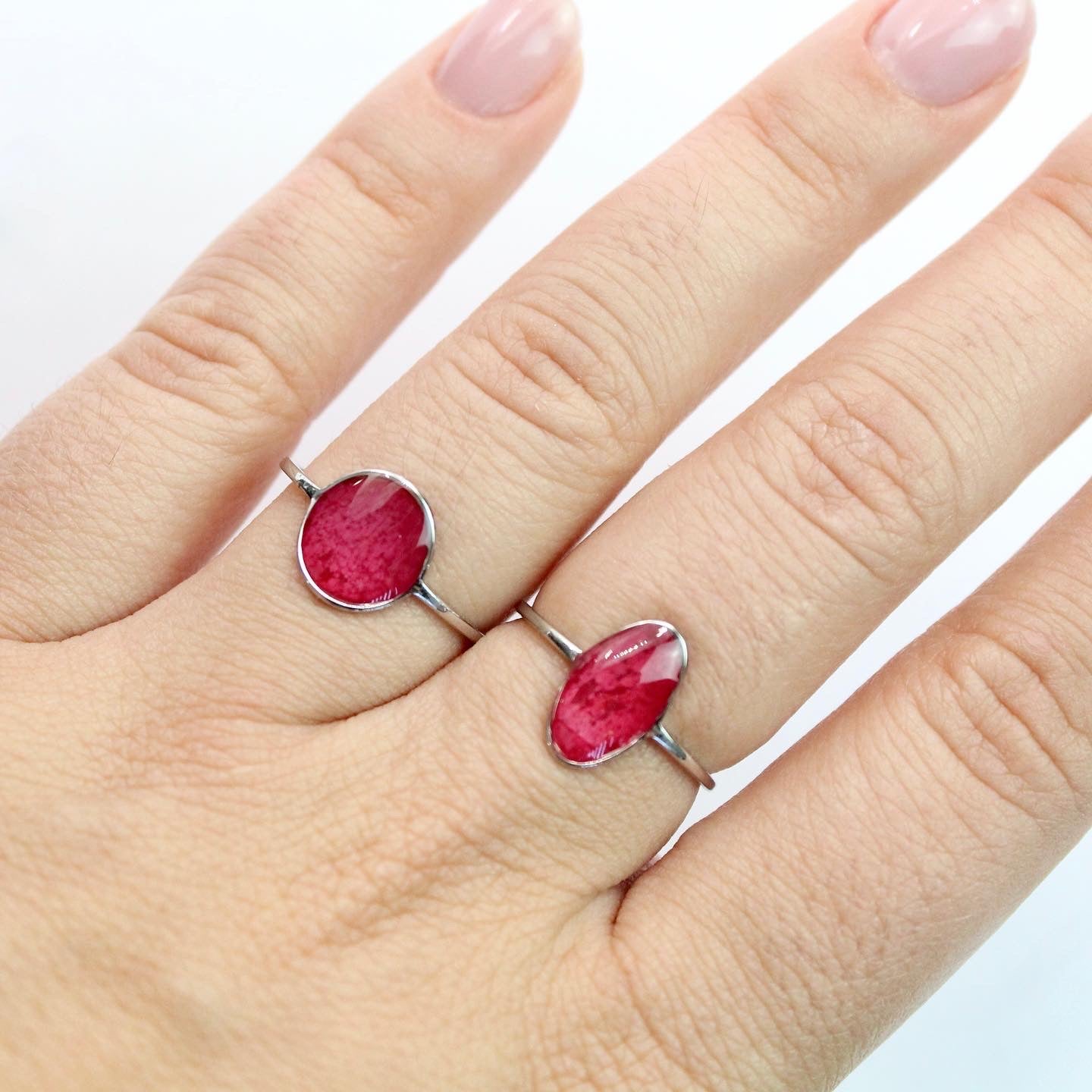 Anello in acciaio inox e petalo di Rosa rossa intersecato nella resina