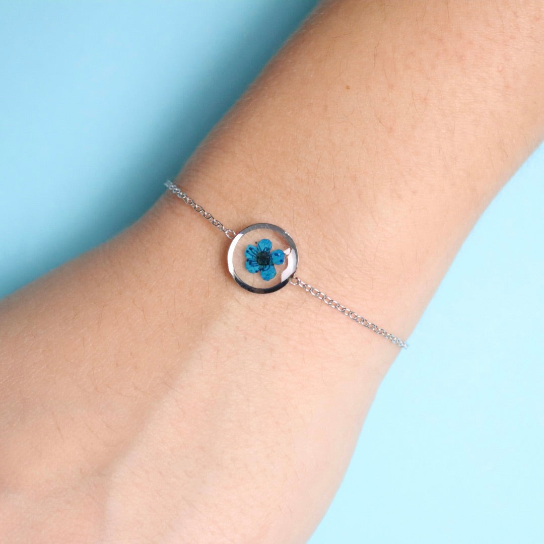 Bracciale in acciaio inox con ciondolo in resina e Fiore Selvatico blu