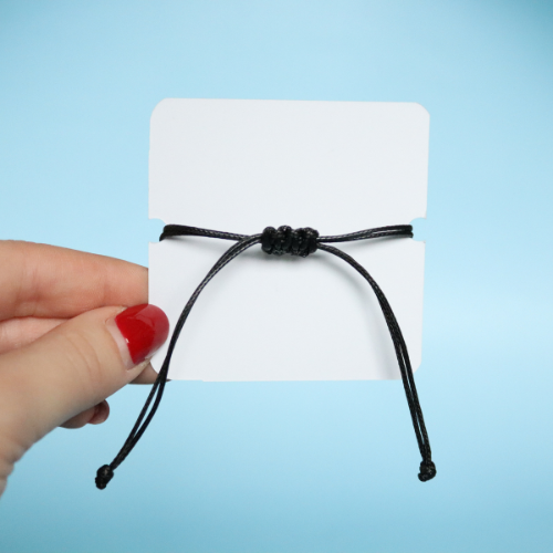 Bracciale regolabile in cordoncino e ciondolo in acciaio inox con fiore blu intersecato nella resina