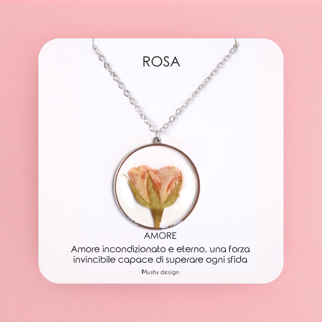 Collana in acciaio inossidabile e ciondolo in resina con bocciolo di Rosa rosa