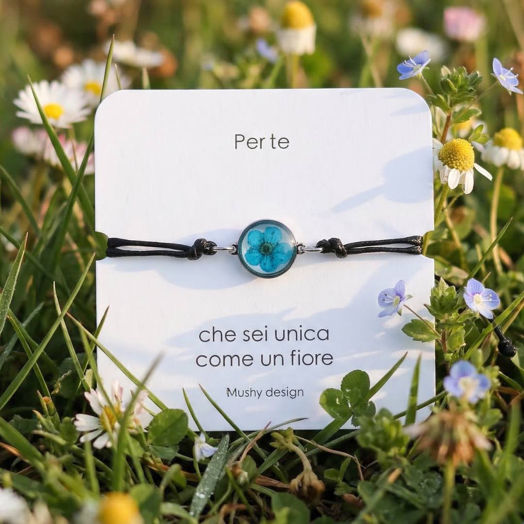 Bracciale regolabile in cordoncino e ciondolo in acciaio inox con fiore blu intersecato nella resina
