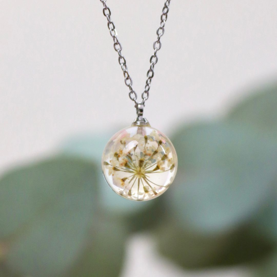 Collana sfera con fiore vero Pizzo della regina Anna bianco - collezione BOLLE