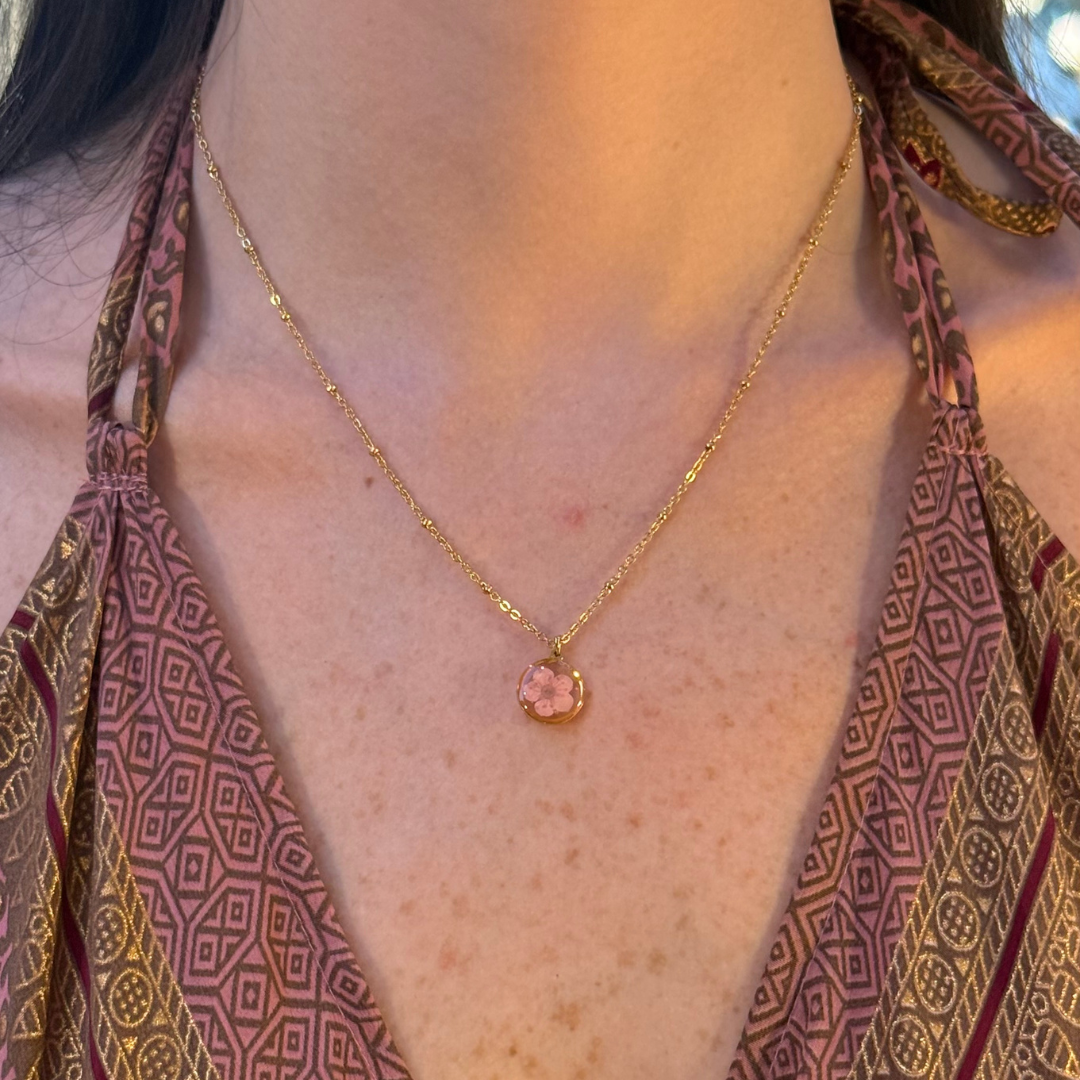 Collana in acciaio inossidabile e ciondolo in resina con fiore selvatico rosa