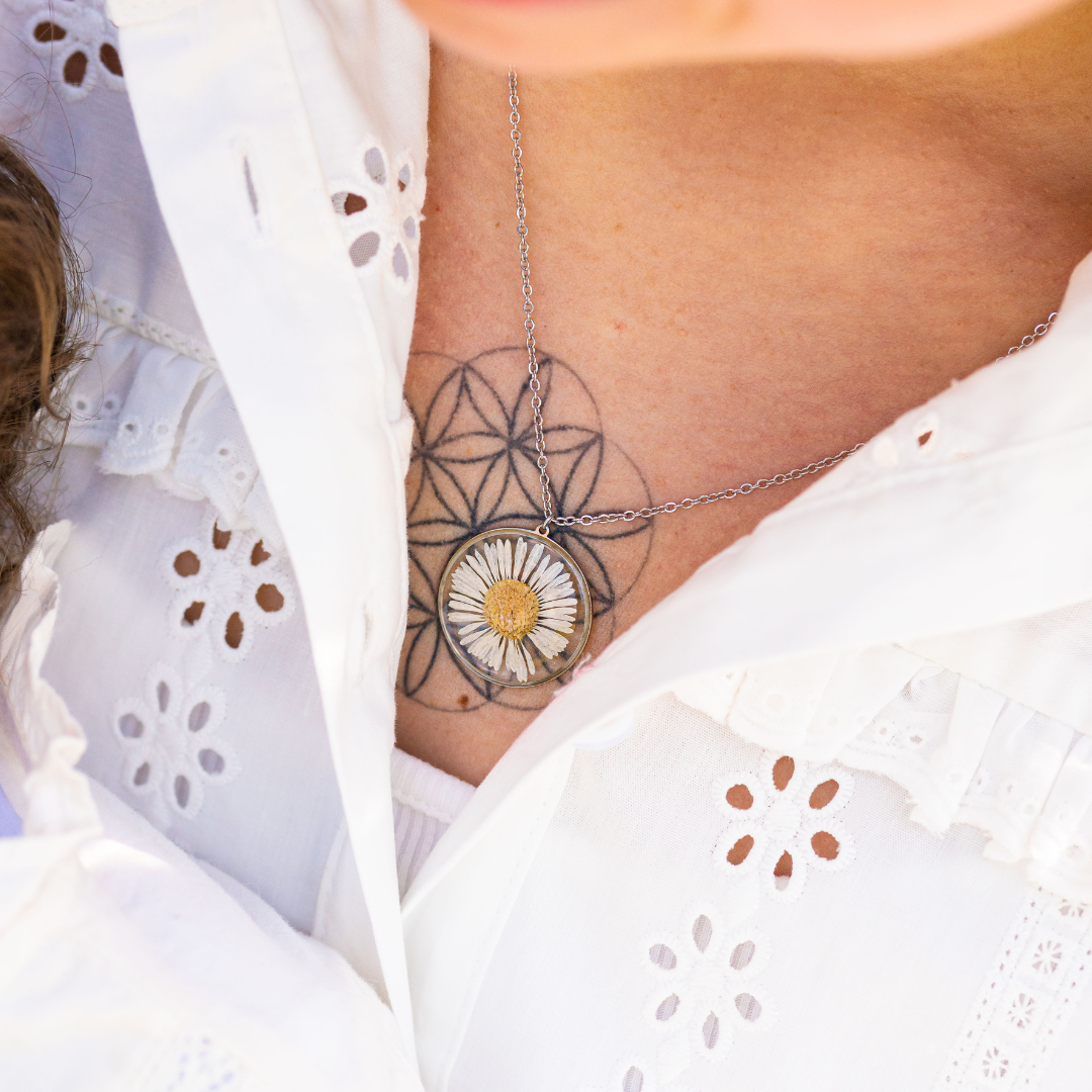 Collana con Margherita in resina e montatura in acciaio inossidabile