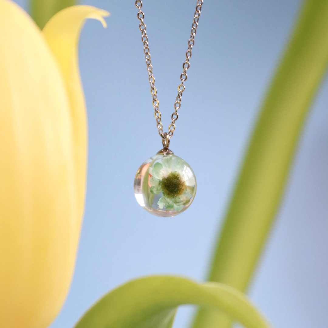 Collana sfera in resina con Glixia azzurro e montatura in acciaio inox - collezione BOLLE