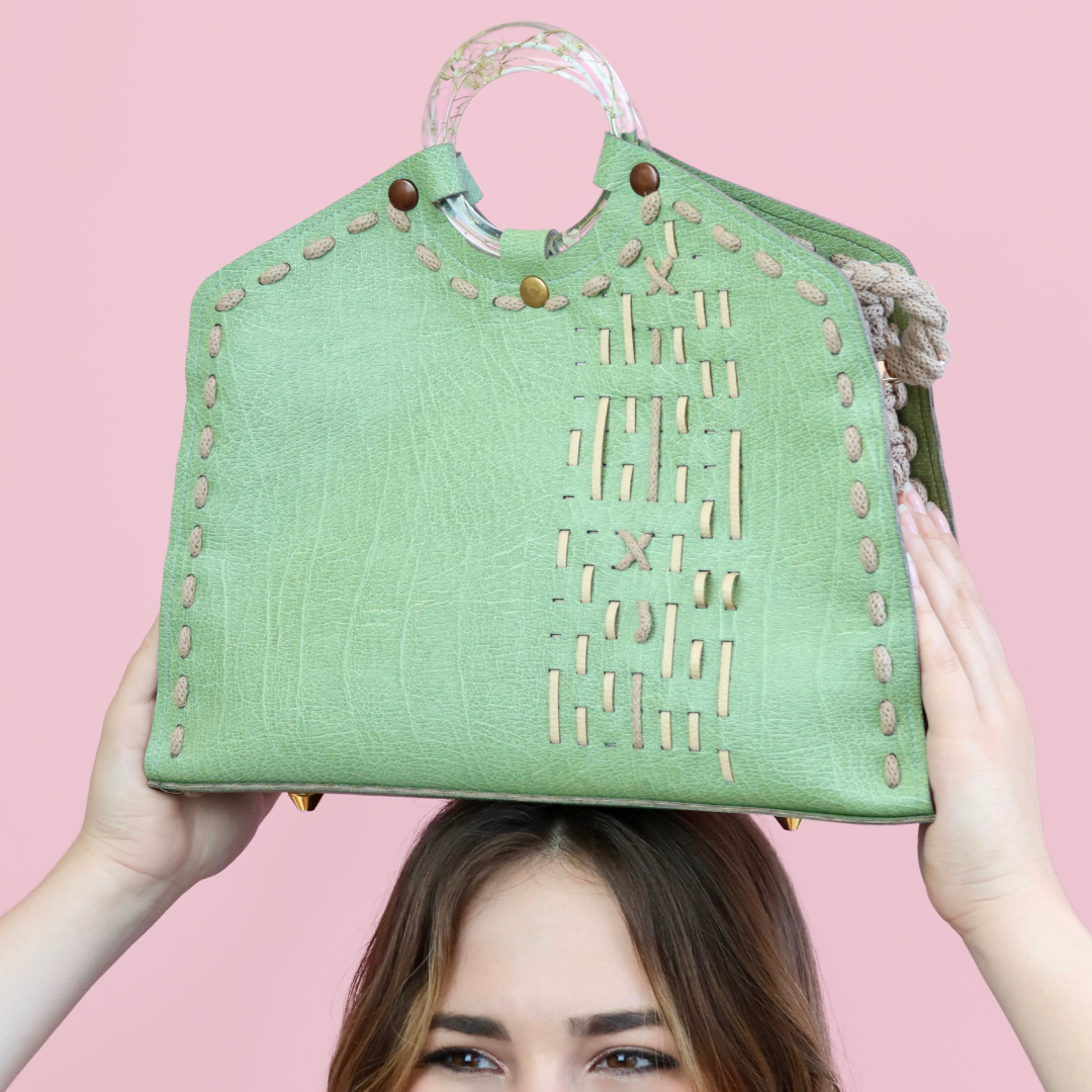 Borsa METAMORFOSI in pelle di mela con bracciali in resina e fiori veri che fungono da manici