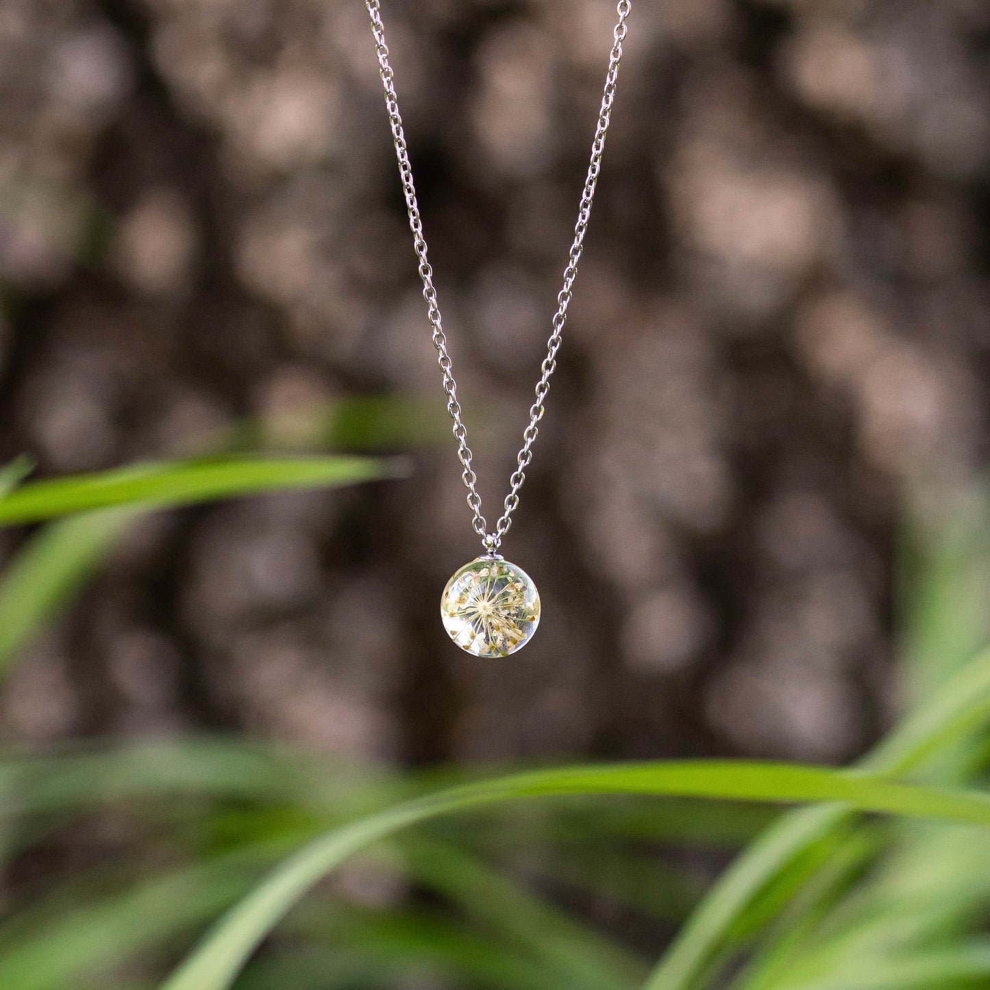 Collana sfera con fiore vero Pizzo della regina Anna bianco - collezione BOLLE