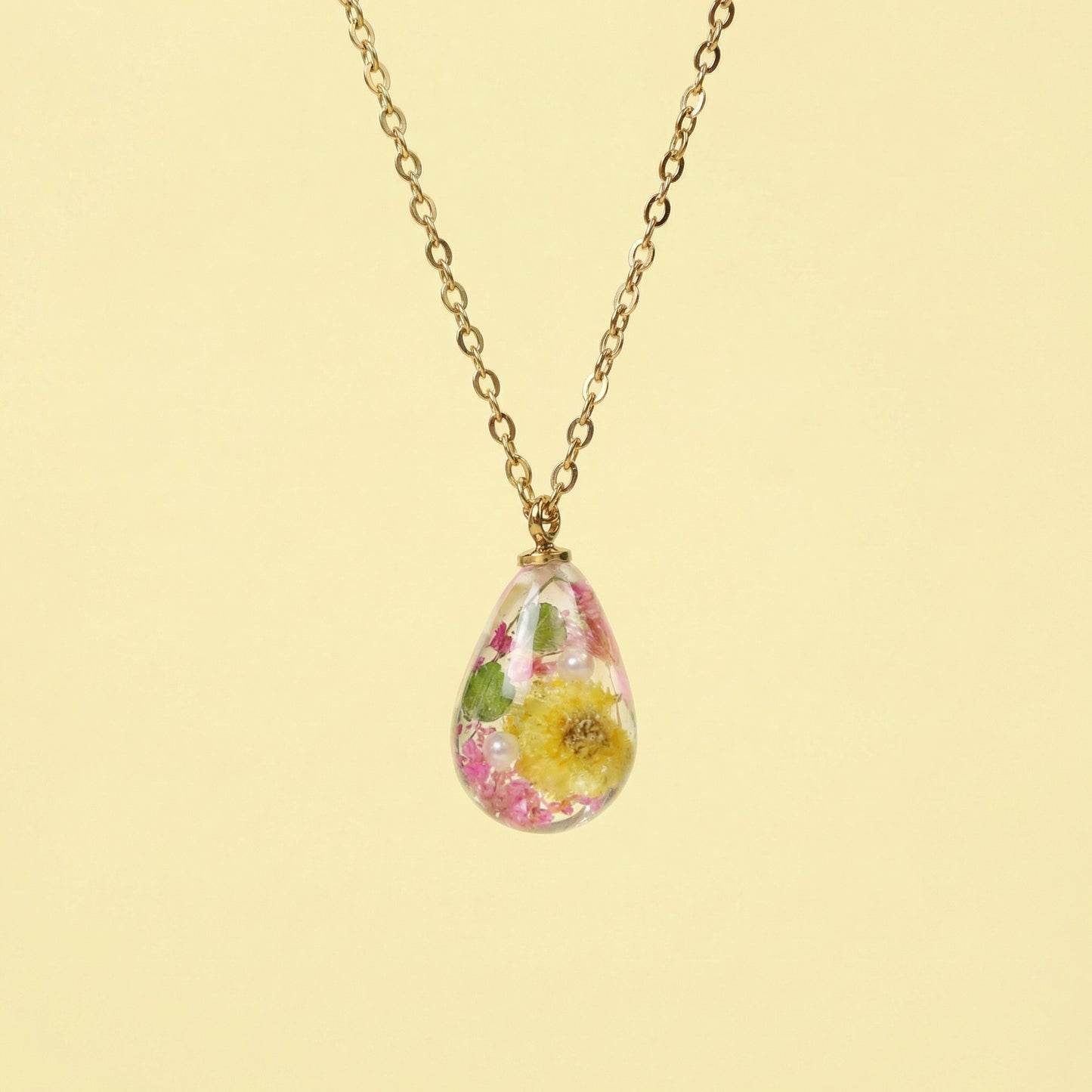 Collana RUGIADA in acciaio inossidabile e ciondolo in resina con Mimosa