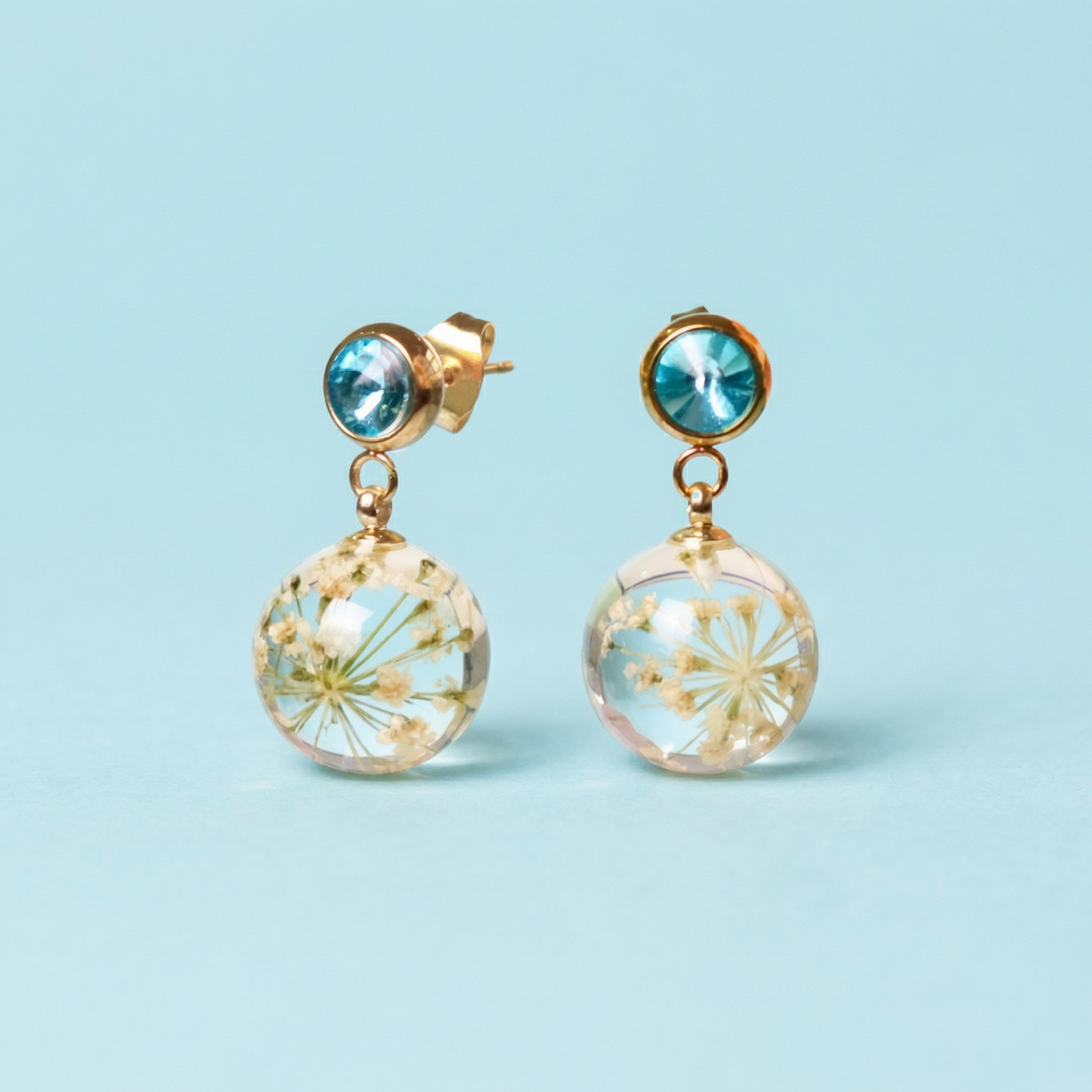 Orecchini BOLLE in acciaio inox oro, zircone azzurro, con resina e Pizzo della regina Anna bianco