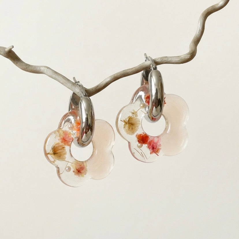 Paio di orecchini a fiori in acciaio inossidabile e resina con fiori veri di Nebbiolina - BLOOM