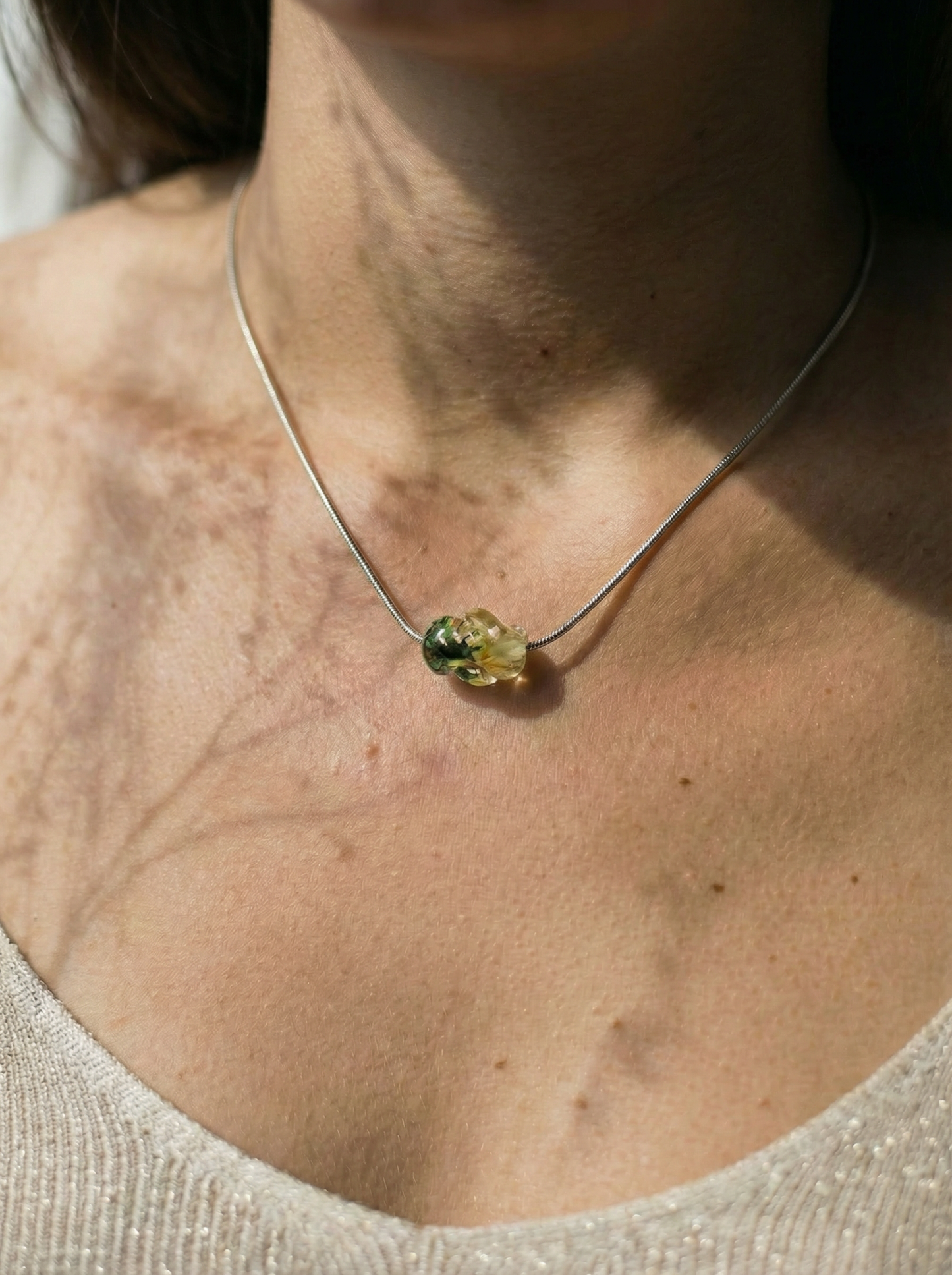 Collana girocollo in acciaio inox con ciondolo in resina e fiori veri di Nebbiolina