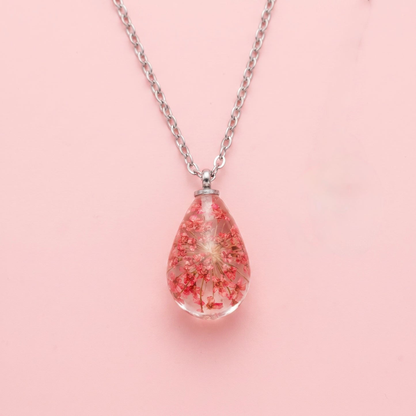 Collana RUGIADA in acciaio inossidabile e ciondolo in resina con Carota selvatica rosso