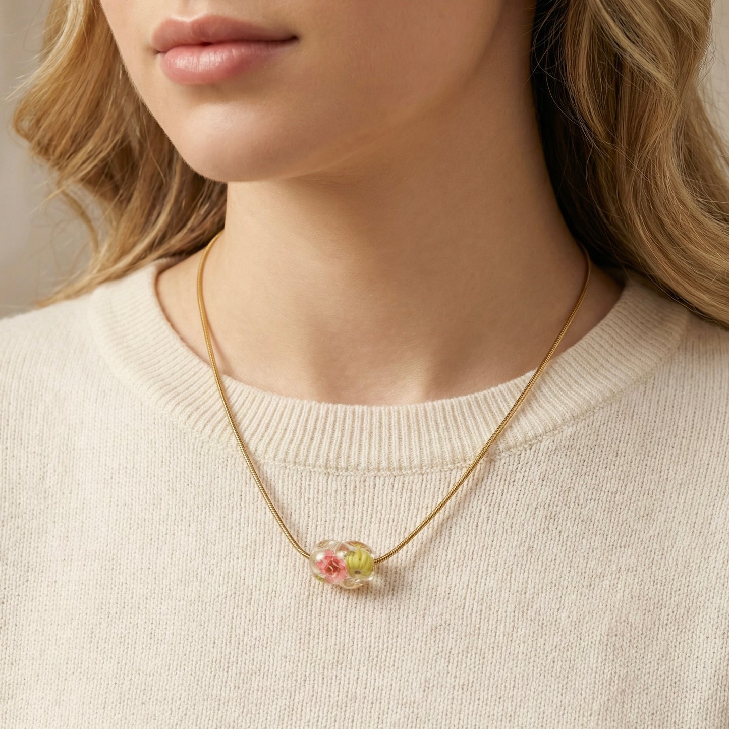 Collana girocollo in acciaio inox con ciondolo in resina e fiori veri di Nebbiolina