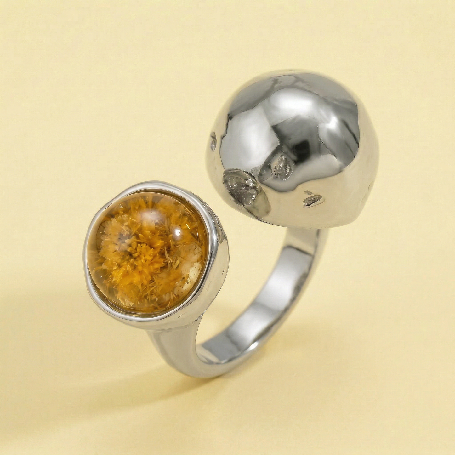 Anello PETRA regolabile in acciaio inox e fiore vero preservato nella resina MIMOSA