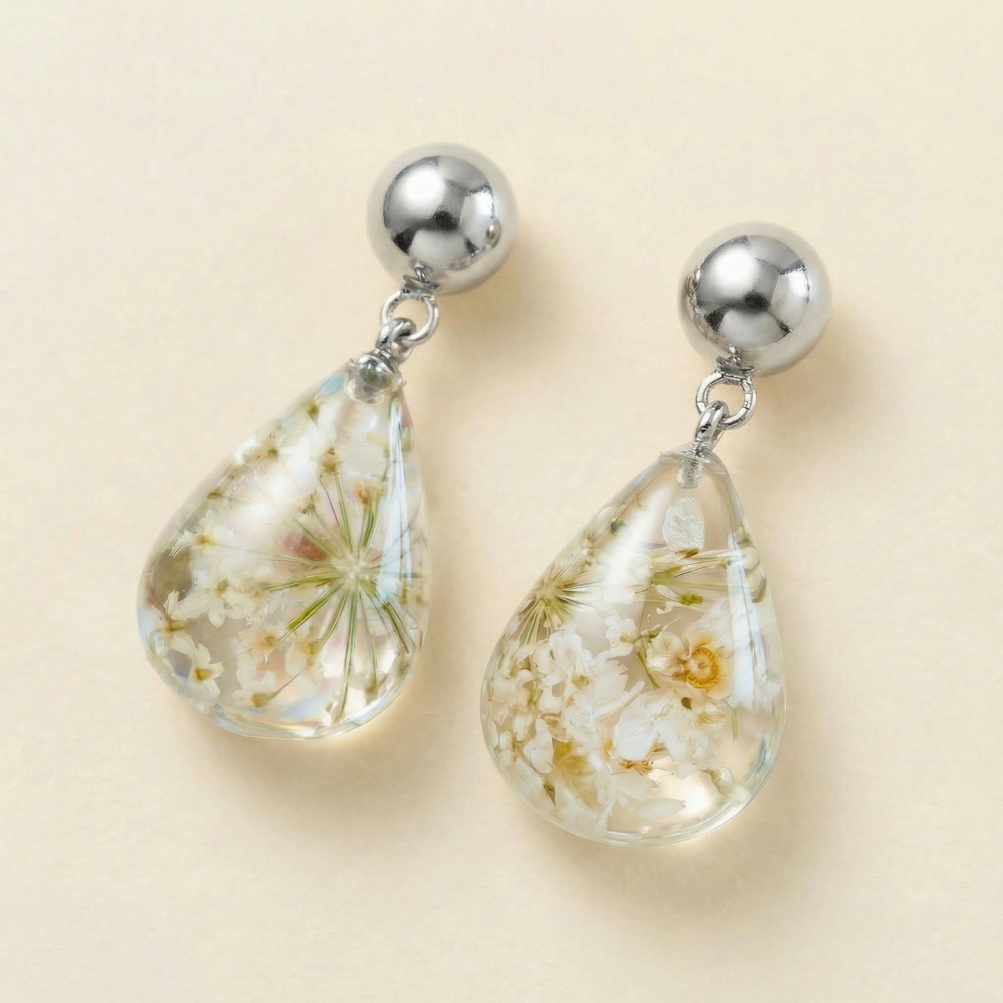 Orecchini Pendenti in Resina con Fiori Veri di Carota selvatica e Glixia bianca - RUGIADA, Acciaio Inox