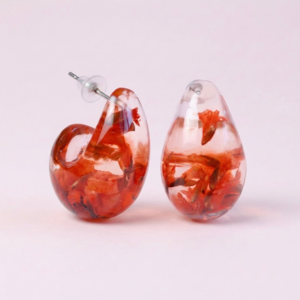 Orecchini a bottone a forma di goccia dupe in resina con fiori veri Statice rossa