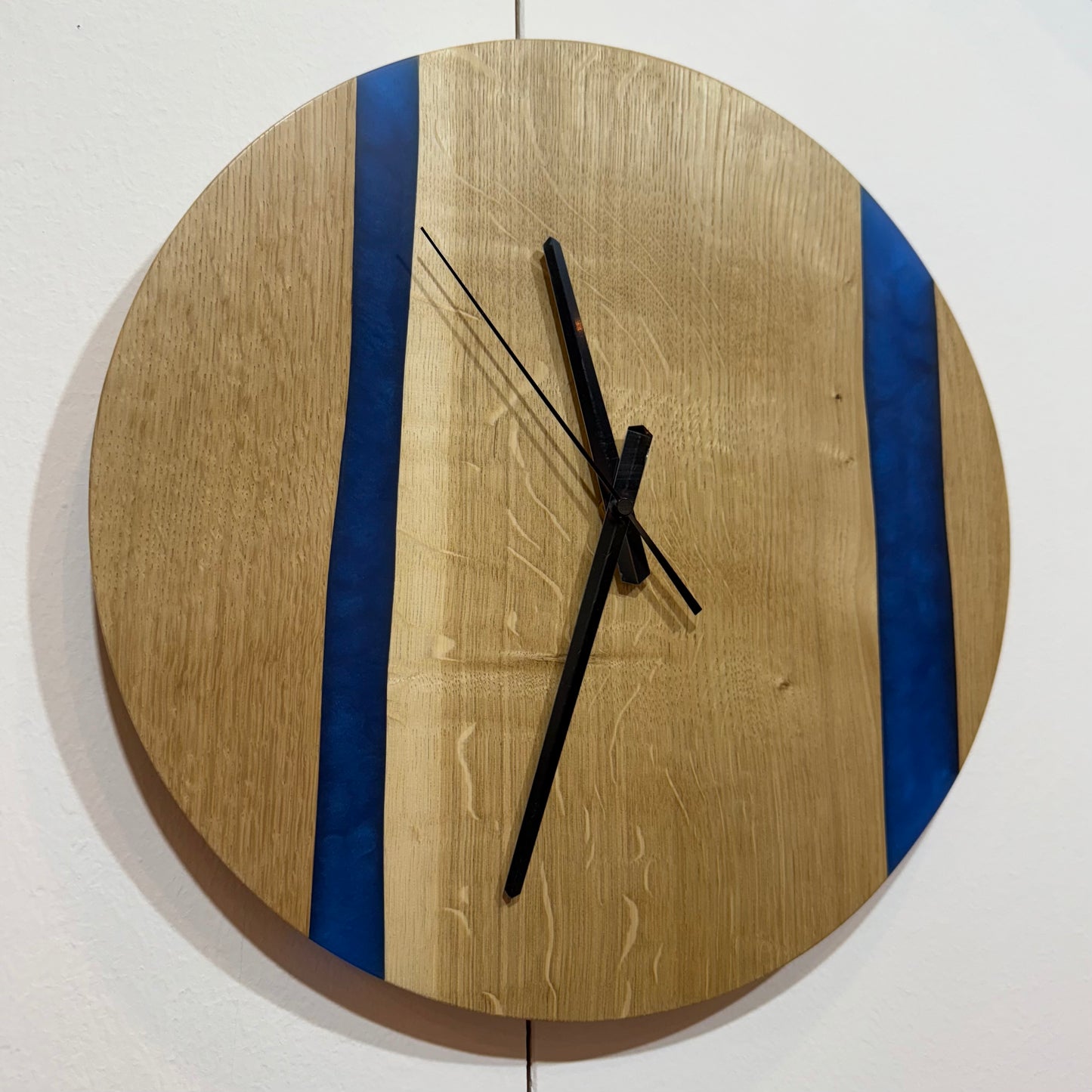 Orologio da parete in legno di Rovere e resina blu Ø33cm