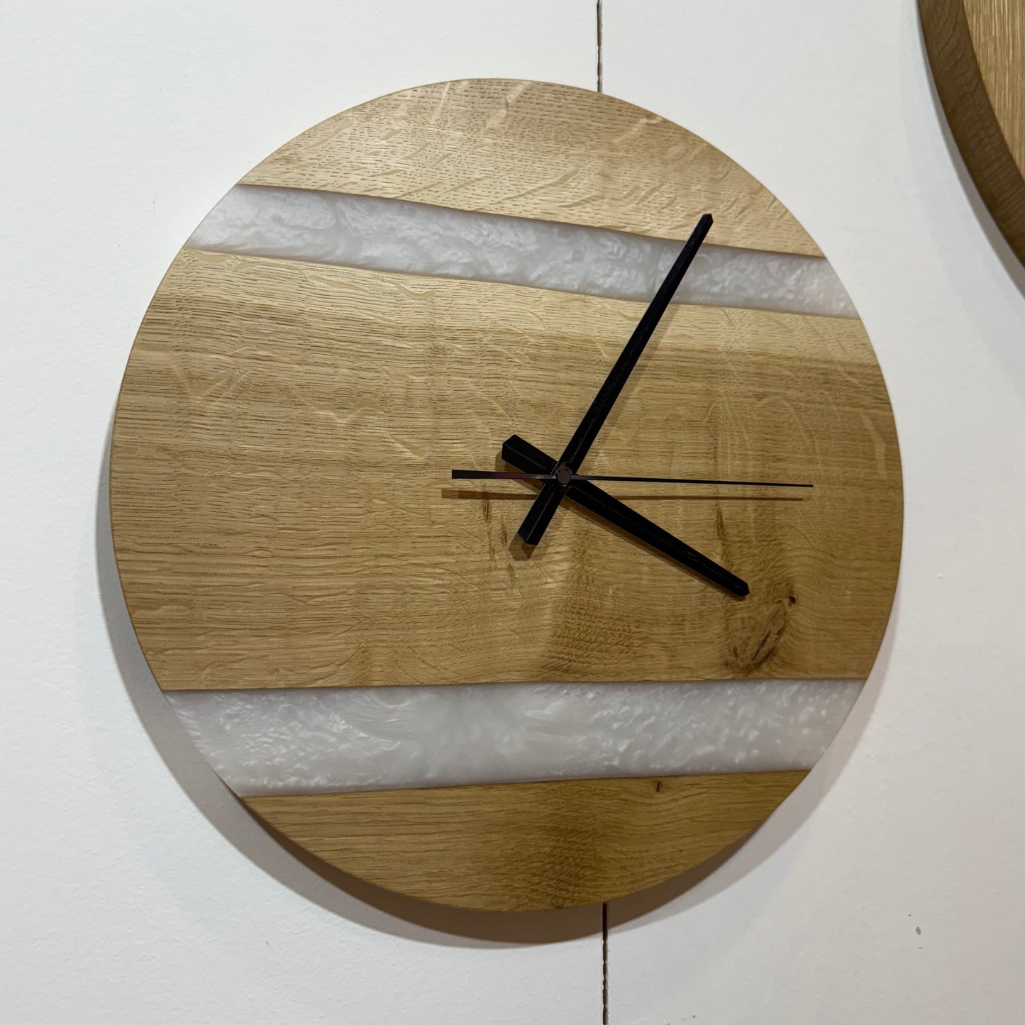 Orologio da parete in legno di Rovere e resina banca Ø33cm