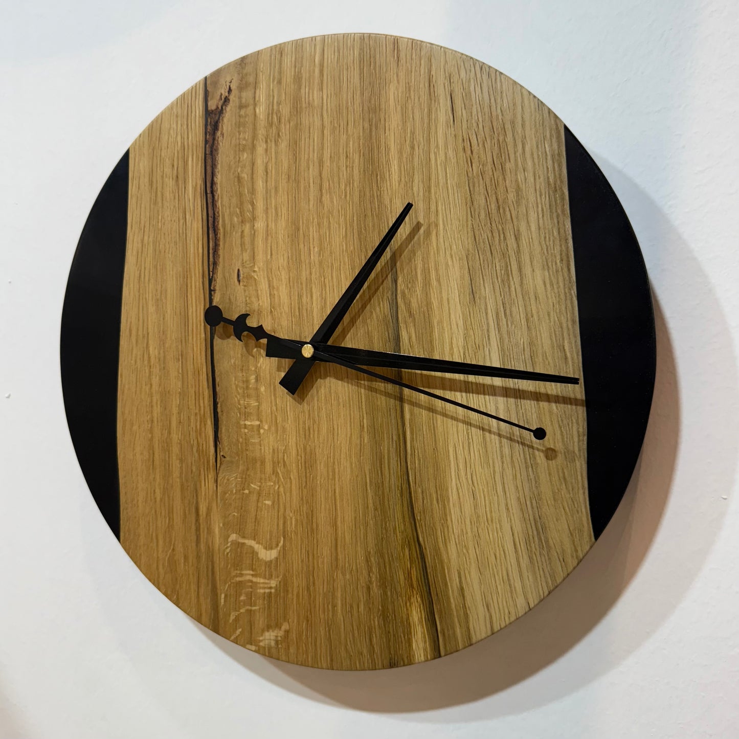 Orologio da parete in legno di Rovere e resina nera Ø33cm