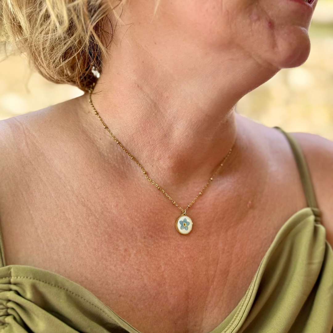 Collana in acciaio inox e ciondolo medaglione in resina con fiore vero Nontiscordardimé