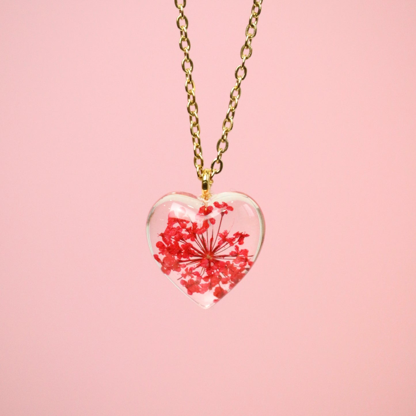Collana cuore in acciaio inox oro e ciondolo in resina con Pizzo della regina Anna rosso