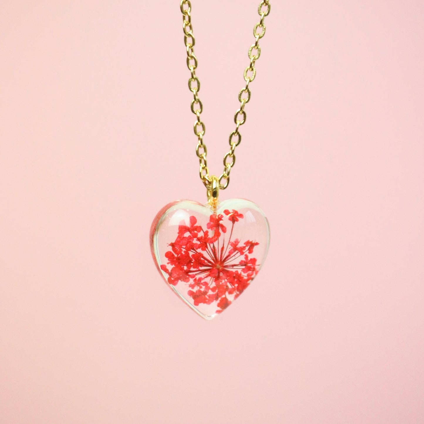 Collana cuore in acciaio inox oro e ciondolo in resina con Pizzo della regina Anna rosso