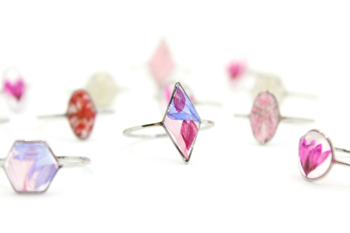 Anello in acciaio inox e Fiordaliso intersecata nella resina