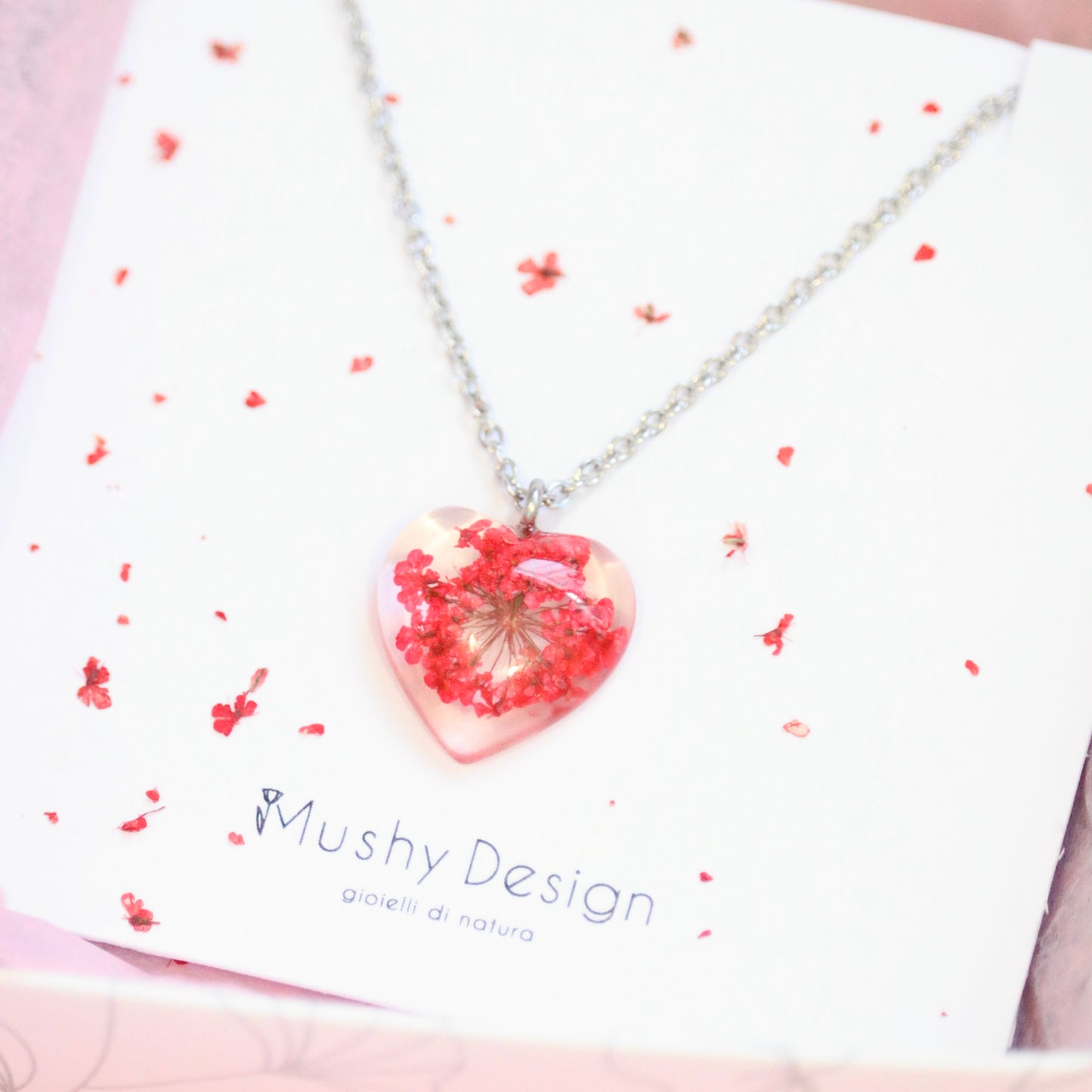 Collana cuore in acciaio inox oro e ciondolo in resina con Pizzo della regina Anna rosso