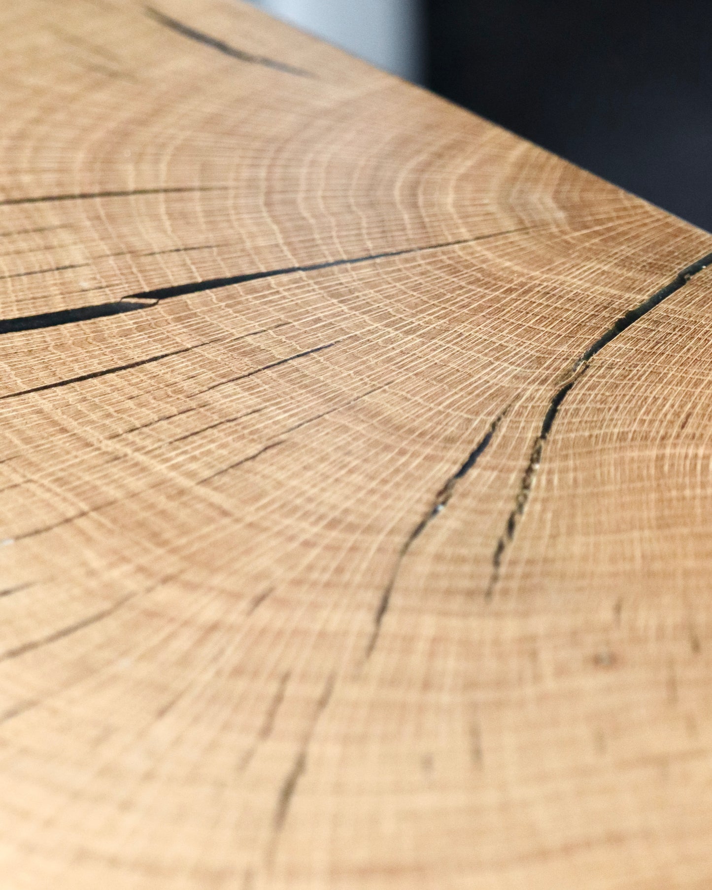 Tavolino per salotto in legno massello e resina nera