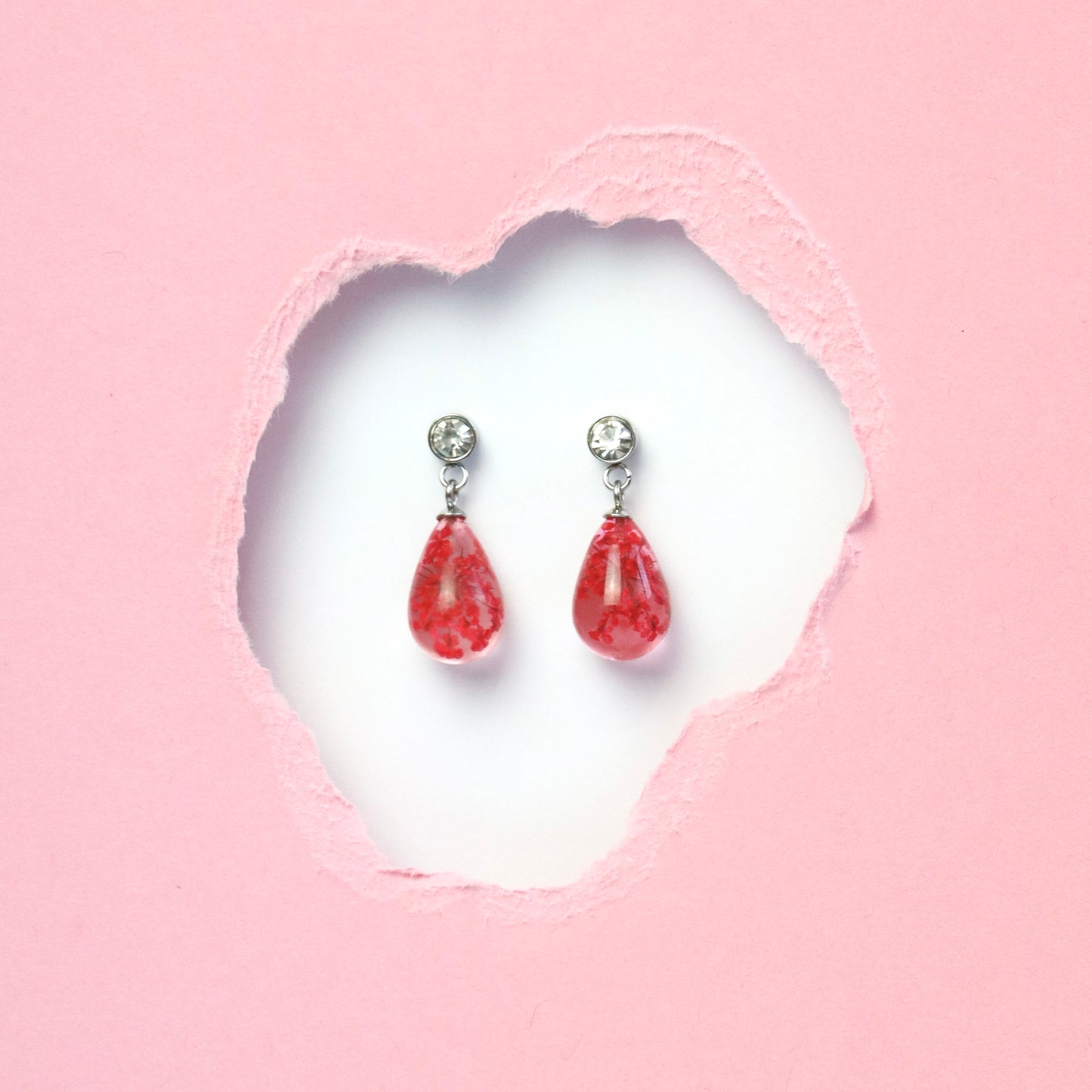 Paio di orecchini RUGIADA pendenti acciaio inox con Pizzo della regina Anna rosso