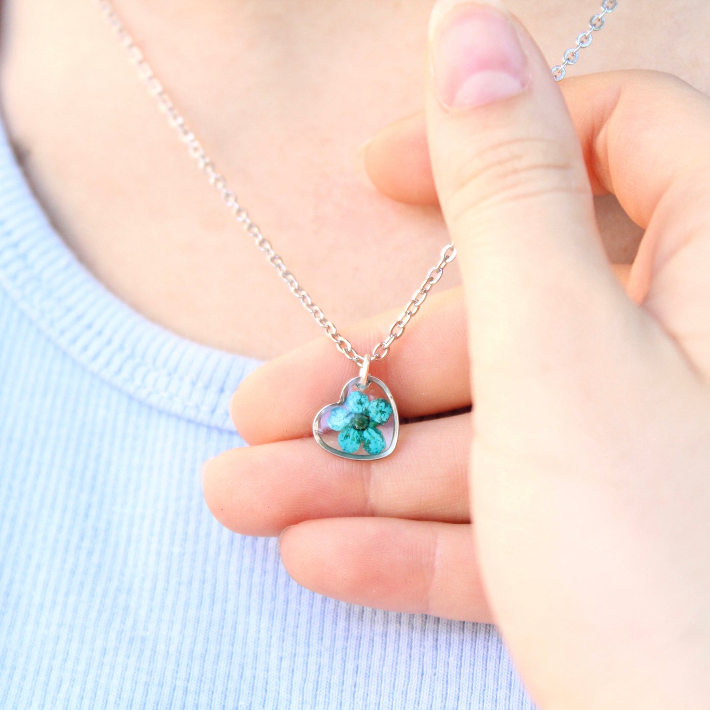 Collana cuore in acciaio inossidabile e ciondolo in resina con fiore selvatico blu