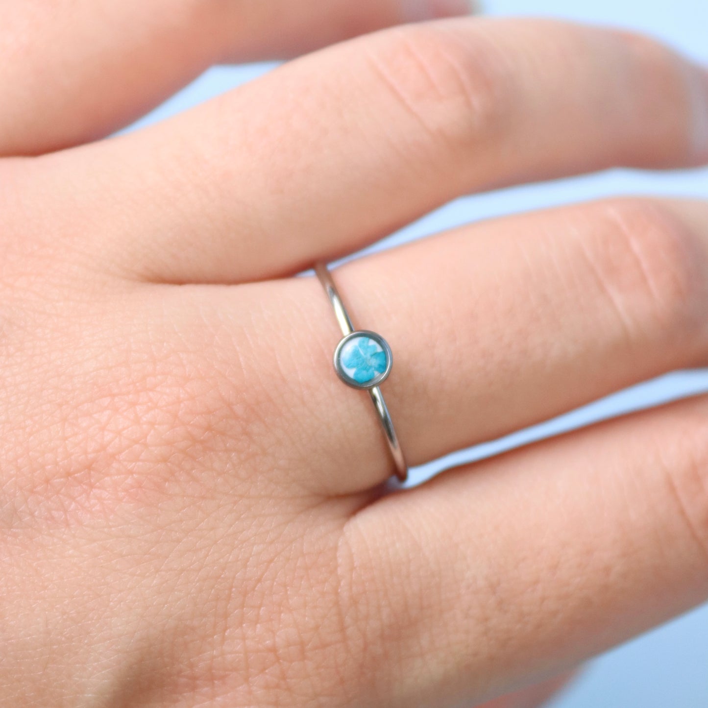 Anello in acciaio inox e Pizzo della regina Anna turchese intersecata nella resina