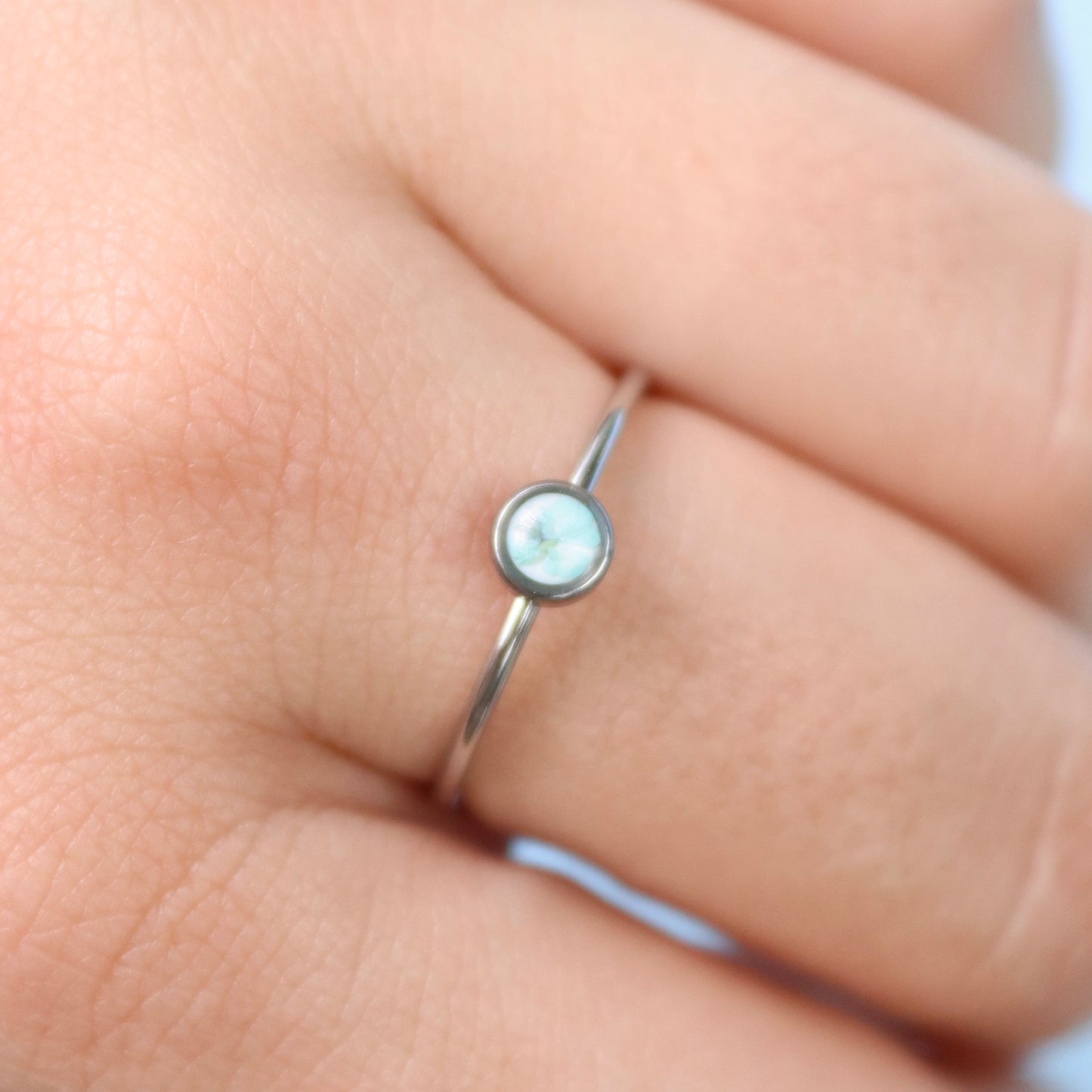 Anello SEMI in acciaio inox e Pizzo della regina Anna celeste intersecata nella resina