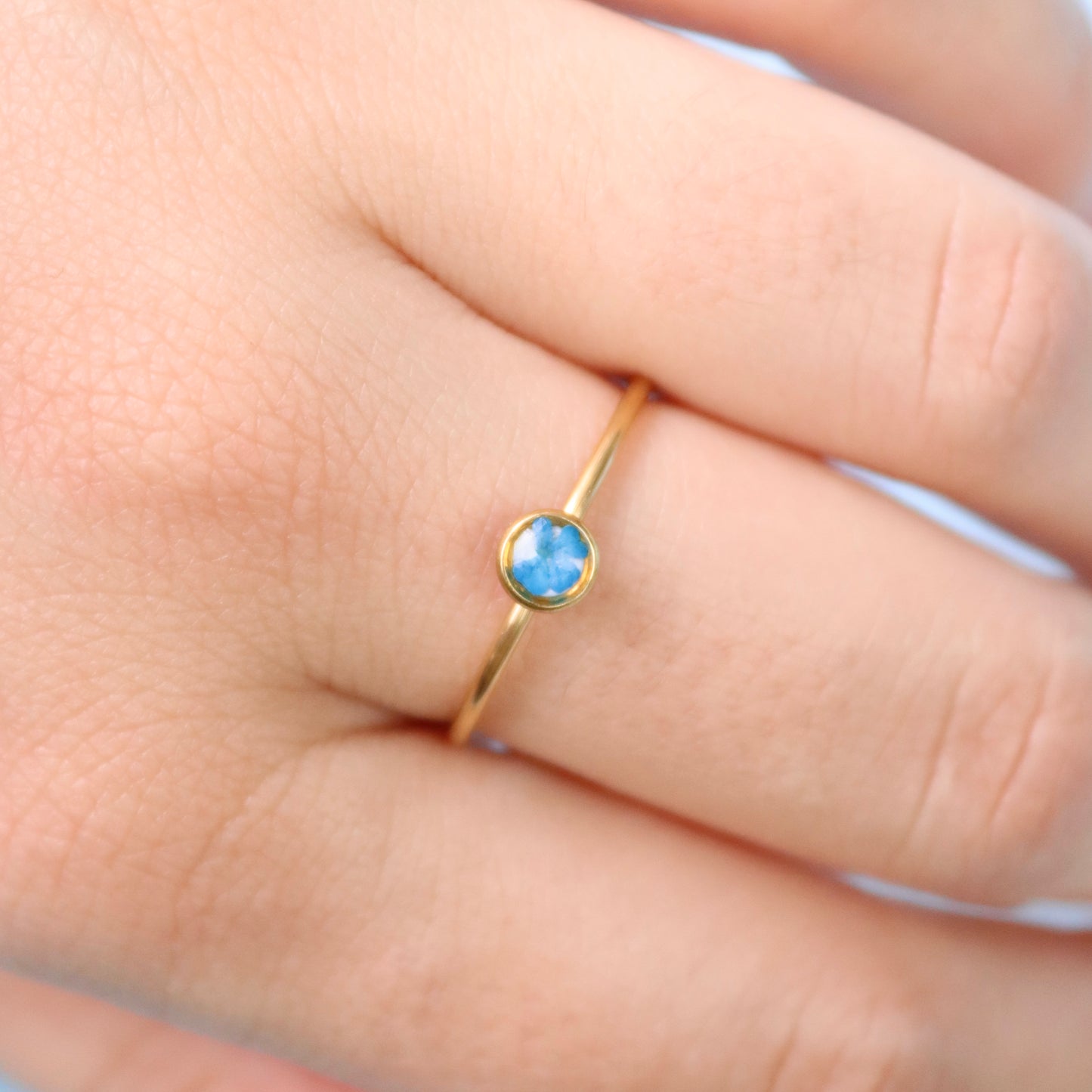 Anello in acciaio inox oro e Pizzo della regina Anna blu intersecata nella resina