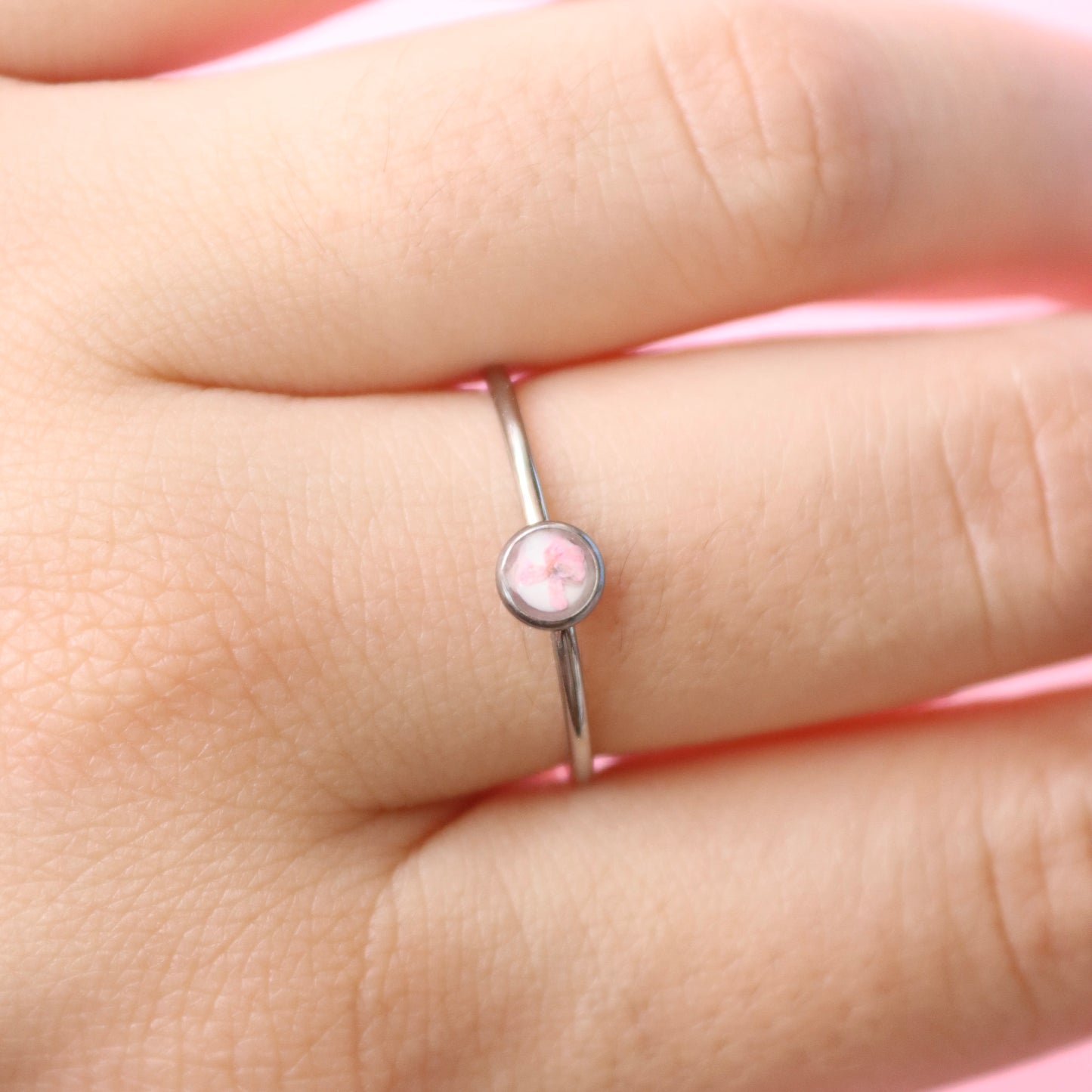 Anello SEMI in acciaio inox e Pizzo della regina Anna rosa intersecata nella resina