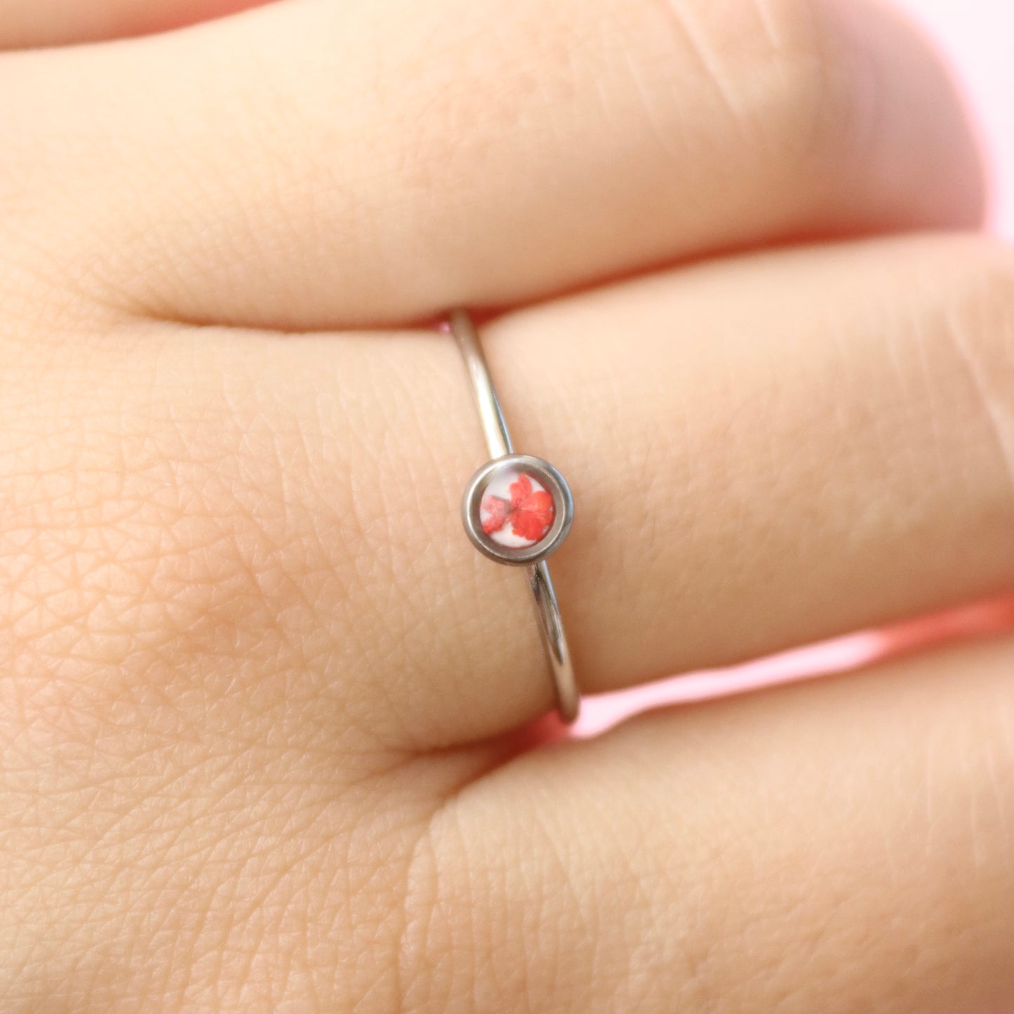 Anello SEMI in acciaio inox e Pizzo della regina Anna rosso intersecata nella resina