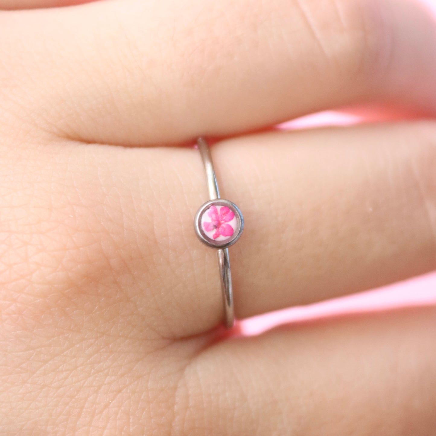 Anello SEMI in acciaio inox e Pizzo della regina Anna magenta intersecata nella resina