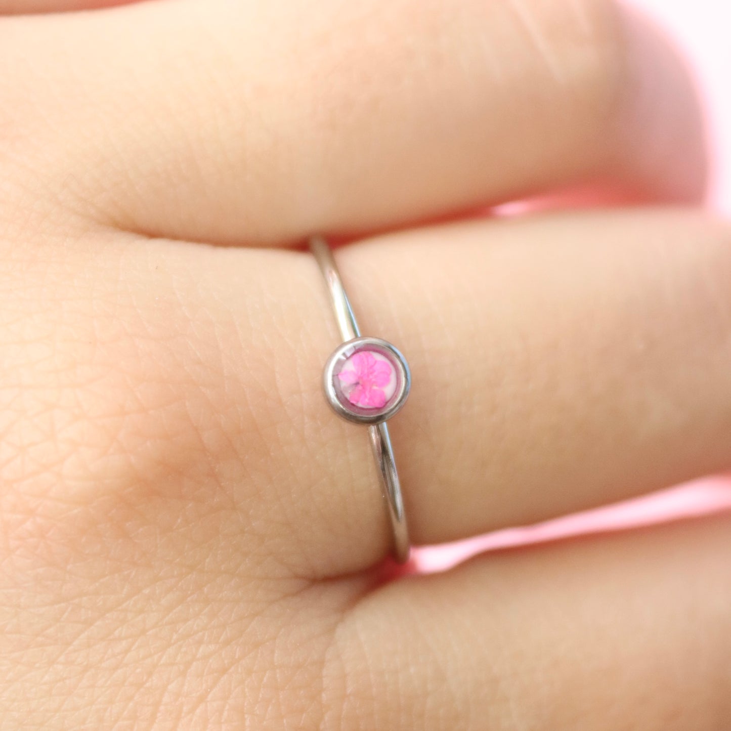 Anello SEMI in acciaio inox e Pizzo della regina Anna fucsia intersecata nella resina