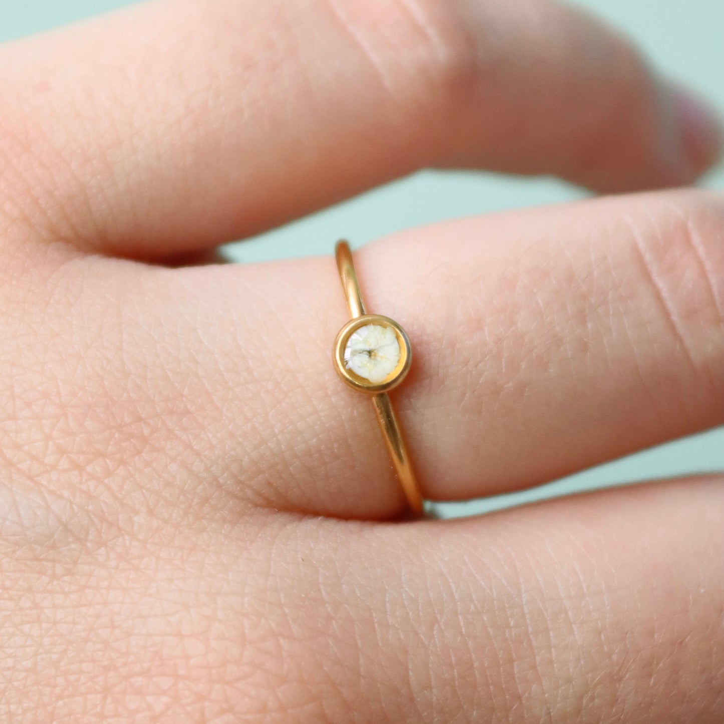 Anello in acciaio inox oro e Pizzo della regina Anna bianco intersecata nella resina